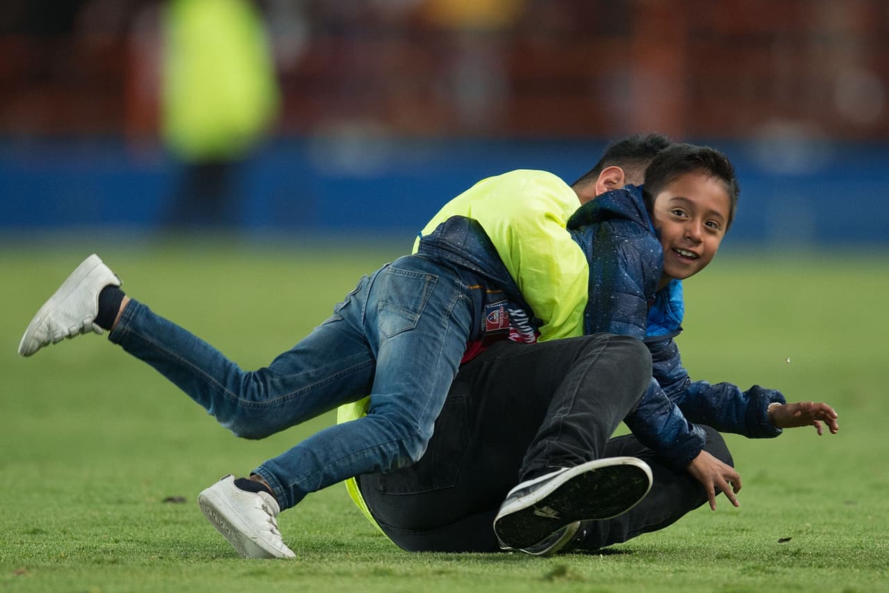 Algunos fanáticos jóvenes invadieron el terreno de juego del estadio Hidalgo en búsqueda de sus ídolos.