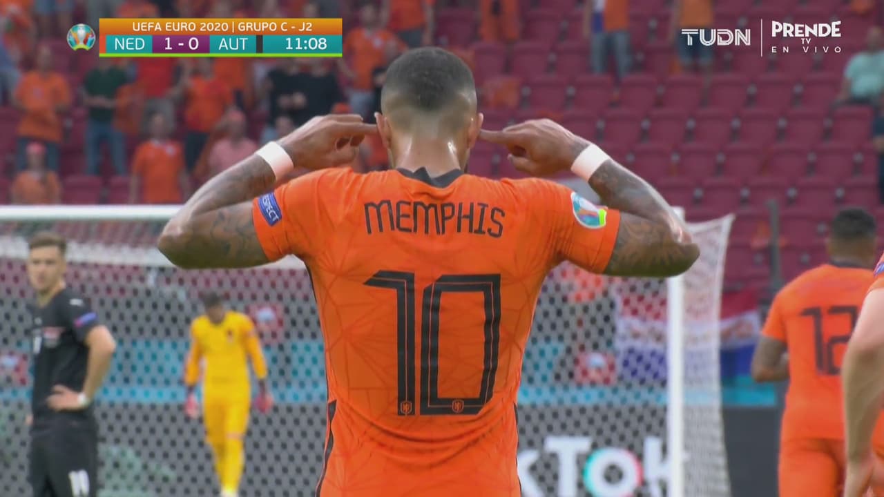 Depay no perdona y abre el marcador a favor de Países Bajos con penal