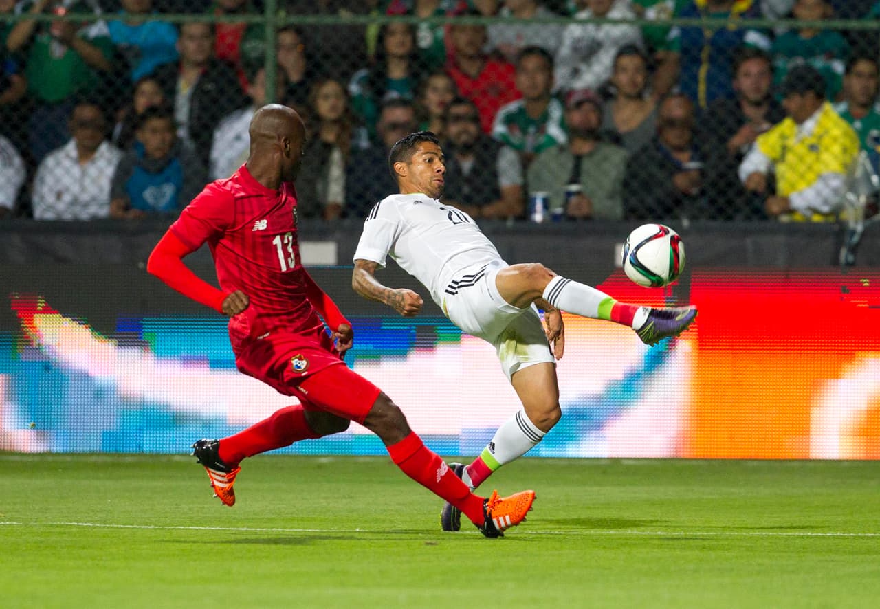 Adolfo Machado estorbó lo más que se pudo a Javier Aquino y si bien lo dejó rematar en más de una ocasión su desempeño fue correcto. Calificación 8