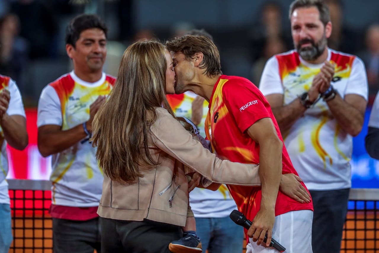 Ferrer y su mujer, Marta Tornel, en el homenaje recibido al tenista alicantino a la finalización del partido de treintaidosavos de final del Mutua Madrid Open que ha disputado ante el alemán Alexander Zverev.