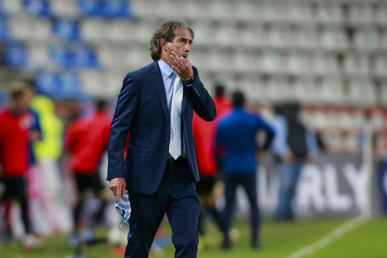 El Pachuca consiguió su segunda victoria del torneo tras vencer por 2-1 a las Chivas. Los Tuzos aprovecharon un grave error del 'Tiba' Sepúlveda y Raúl Gudiño para marcar el segundo tanto después de que Víctor Guzman hiciera el primero. Los rojiblancos reaccionaron con un gol de Ángel Zaldívar por la vía del penal, pero no fue suficiente.