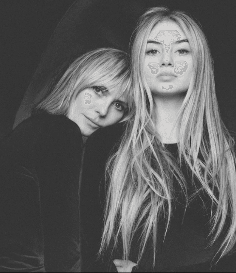 Leni Klum acaba de debutar en la portada Vogue Alemania junto con su mamá, es probable que siga en el camino del modelaje.