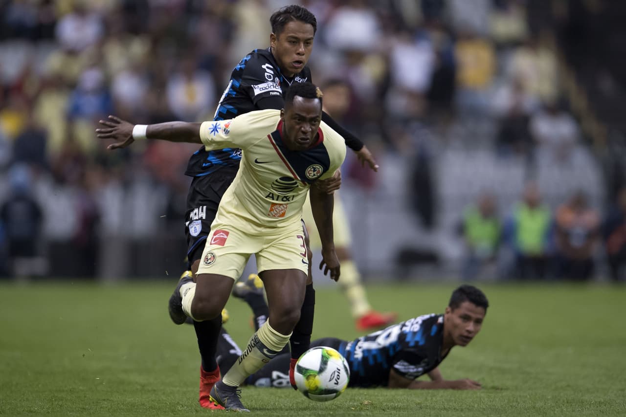 América tomó la iniciativa en su casa, con todo el estadio Azteca volcado para apoyarlo.