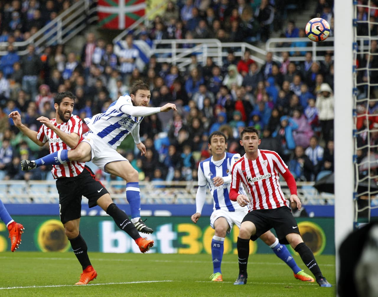 Duelo aéreo entre Raúl García (Bilbao) y Asier Illarramendi (Real Sociedad) tras un tiro de esquina en el área del equipo de San Sebastián.