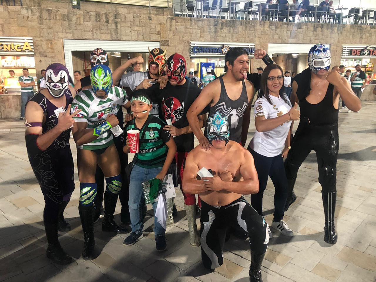 La afición de Santos está ilusionada y muestra apoyo total para Santos.