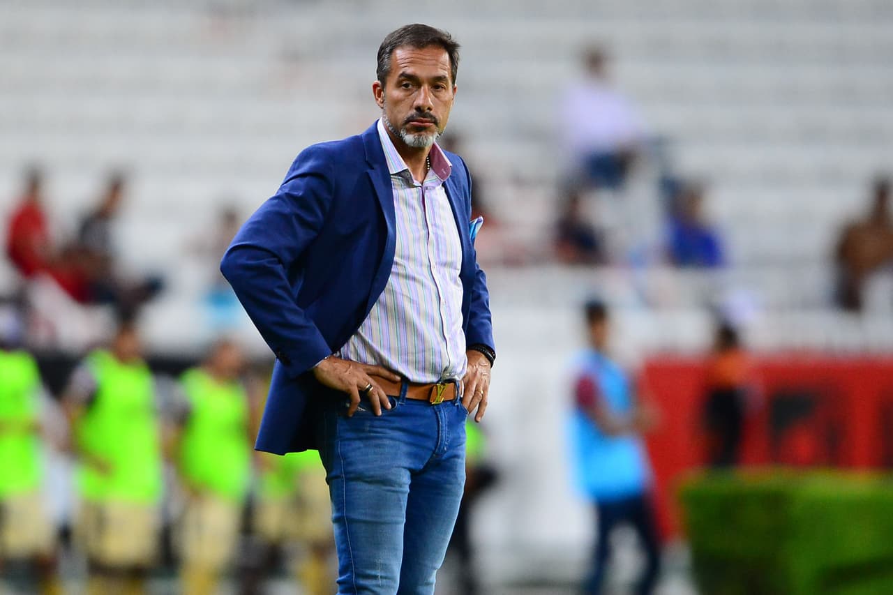 El uruguayo Gustavo Matosas es otra opción para la directiva celeste, el entrenador estuvo cerca de llegar hace poco más de un año a los azules, pero las negociaciones no terminaron por fructificar y el Atlas les terminó ganando la partida.