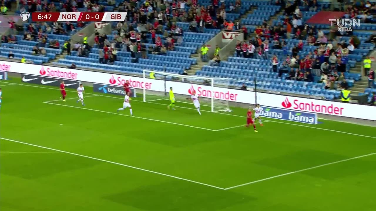 ¡TIRO ATAJADO! disparo por Alexander Sørloth.