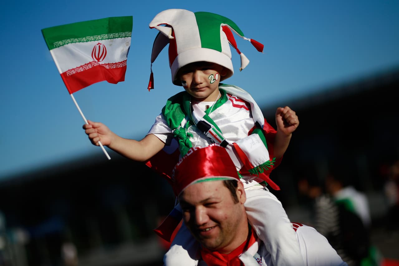 La pasión, alegría y colorido fueron expresados por los hinchas de España e Irán en medio del partido del grupo B entre ambas selecciones por el Mundial de Rusia 2018.