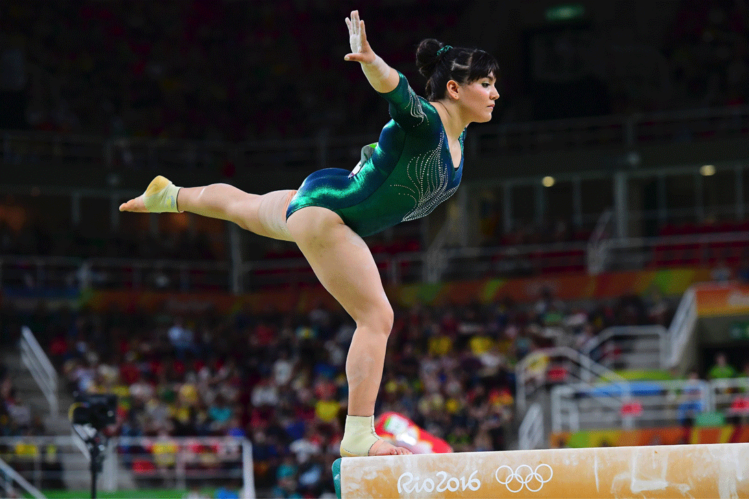 <b>Alexa Moreno:</b> La gimnasta mexicana fue una de las atletas que más atención recibió en Rio 2016 aunque por razones extra deportivas.
<br>Pocos tomaron en cuenta que 
<a href="http://www.univision.com/deportes/juegos-olimpicos-rio-2016/alexa-moreno-hablo-sobre-su-actuacion-en-los-juegos-solo-tomo-las-criticas-verdaderas-y-no-los-comentarios-para-danar-video">Alexa Moreno</a> era la única gimnasta representando a su país y el lugar 12 conquistado en salto de caballo. La atención se centró en comentarios negativos respecto a su cuerpo y su peso que ella supo callar con un mensaje en redes sociales: “Soy mexicana y luzco como mexicana. No pueden esperar ver a una rubia", dejando en claro que el talento de una atleta va más allá de la apariencia física.