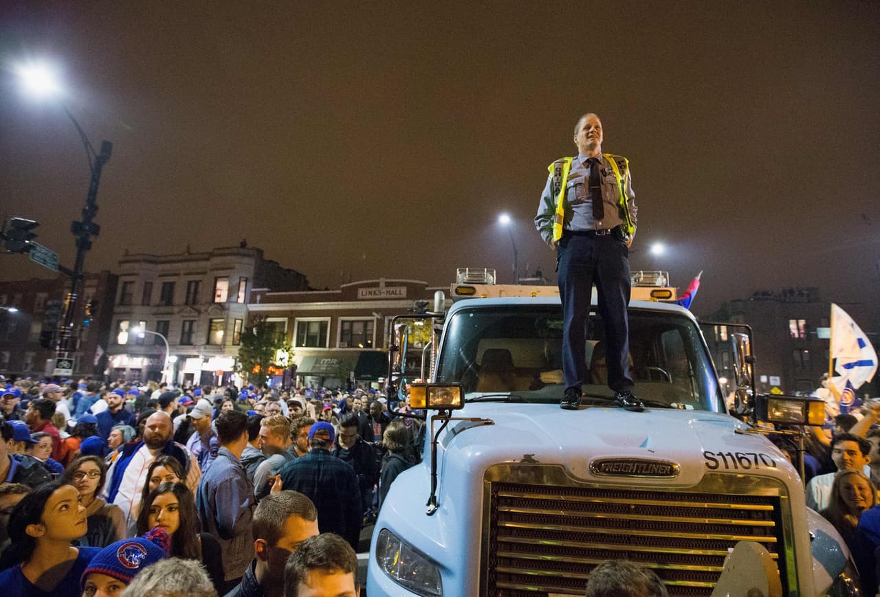 Los uniformados llegaron a las inmediaciones del estadio para establecer un perímetro y puestos de control. La policía de Chicago contó con el respaldo de la Policía del Estado de Illinois. En el Wrigley Field no cabía ni un alma y seguía llegando gente.