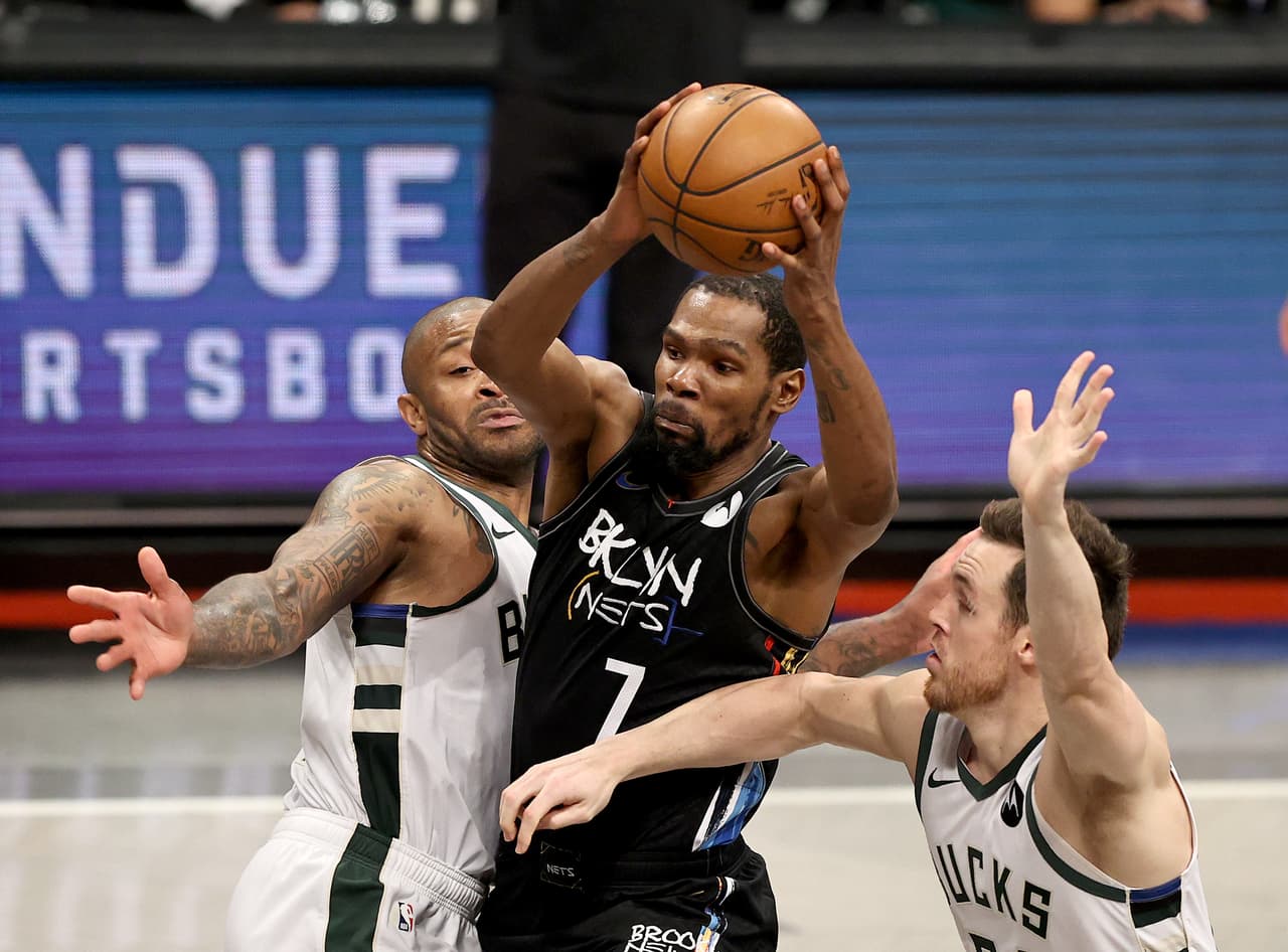 Kevin Durant brilla en victoria de Nets ante Bucks