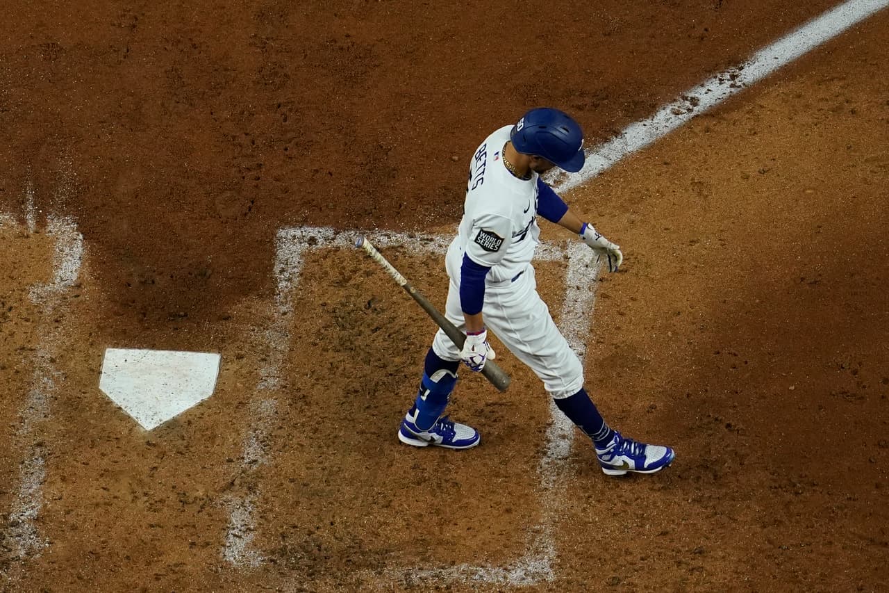 El cambio de pitcher en los Rays sentencia el partido y los Dodgers consiguen remontar la desventaja de 1-0 para vencer 1-3 a los Rays y consiguen su sexta campeonato de Serie Mundial.