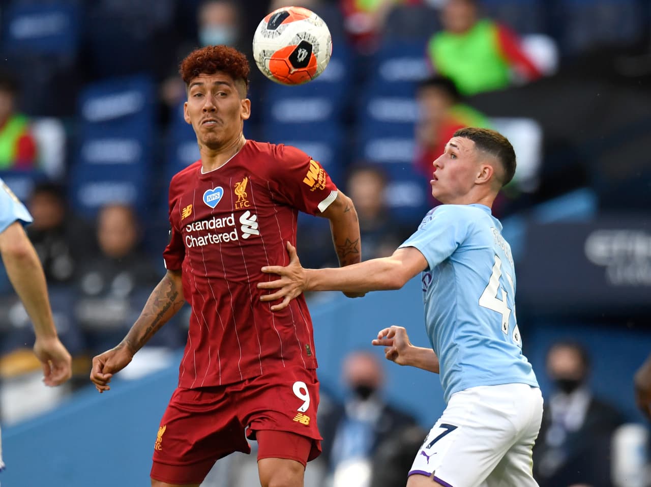 Roberto Firmino trata de crear peligro en el área rival, pero la defensa del Manchester City hace su labor de una manera impecable.