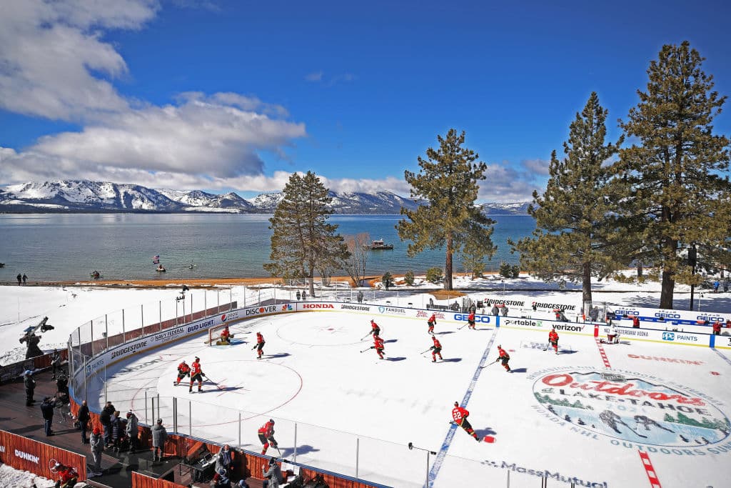 El duelo se llevó a cabo en el lago Tahoe, al aire libre y sin público. Ambos conjuntos son serios candidatos para levantar la Stanley Cup. “Es algo que tienes que ver para creer. Las fotos, por muy bonitas que sean, no representan lo que es de verdad. Es inspirador cuando sales y ves la montaña y el lago. Lo único que nos hace falta son los aficionados”, declaró DeBoer, entrenador de Vegas Golden Knights.