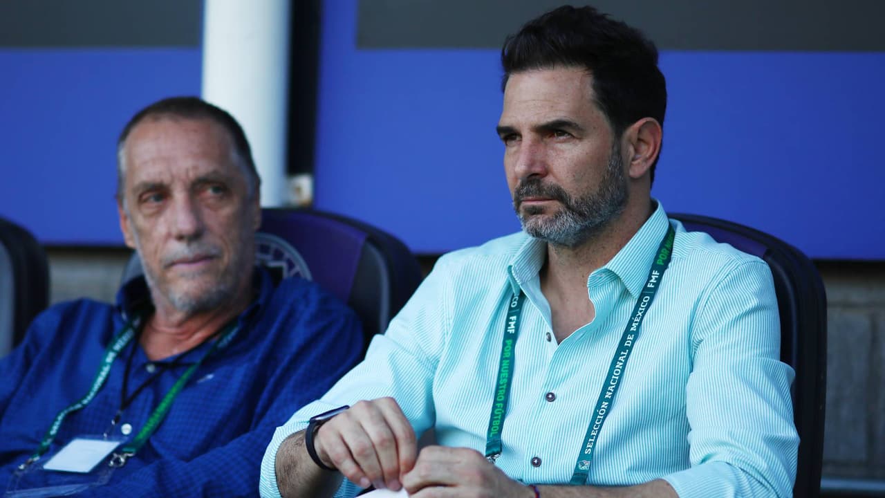 ¡Se van entre insultos! Afición increpa a Ares de Parga y Duilio Davino