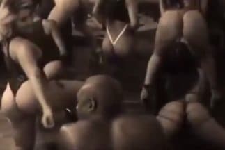 Floyd Mayweather muestras su gusto por las mujeres.