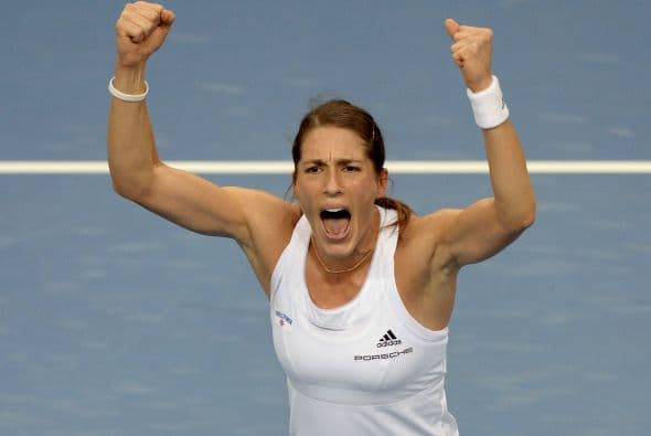 Tenista se enoja por una mala decisión y lanza su raqueta contra un juez 