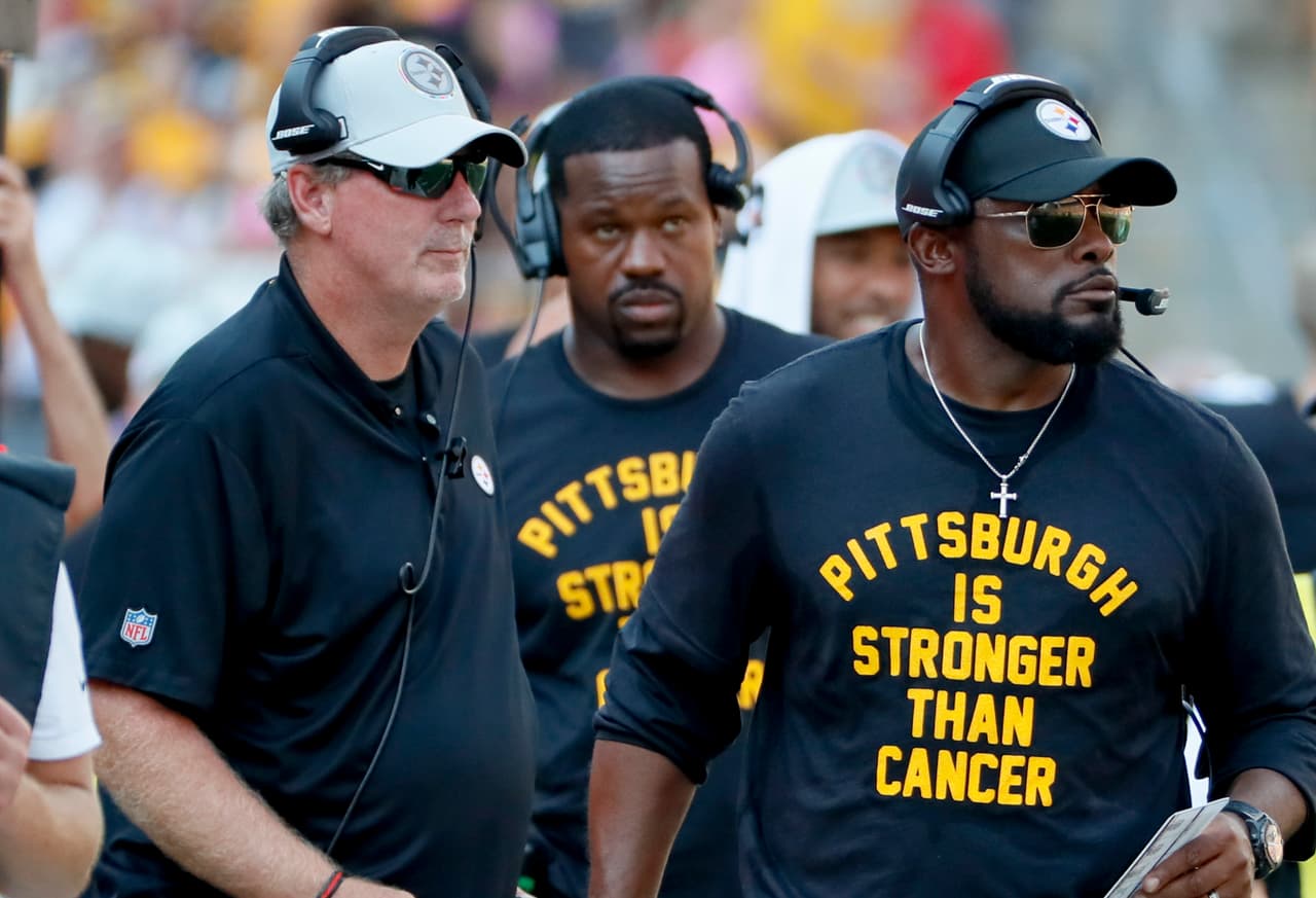 Mike Tomlin fue multado por la NFL por criticar duramente el trabajo de los referees.