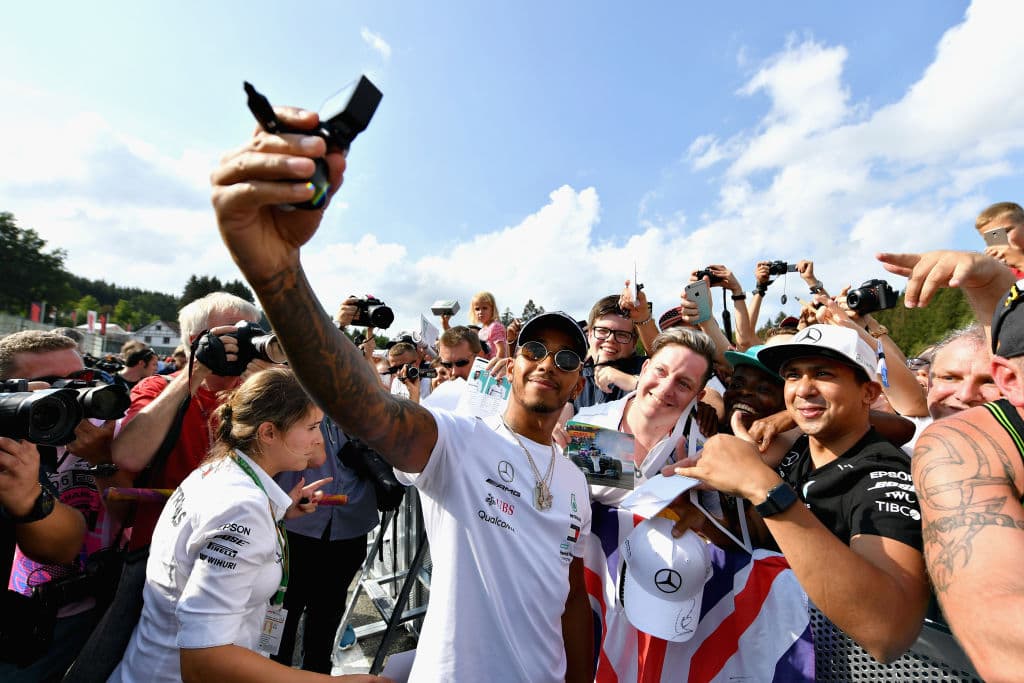 Incluso, el piloto de McLaren es un amante de las selfies y suele compartir imágenes junto a los seguidores.