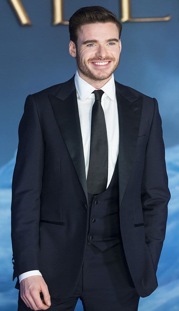 Hay tres líneas argumentales principales: la crónica de la guerra civil dinástica por el control de Poniente entre varias familias nobles que aspiran al Trono de Hierro; la creciente amenaza de "los otros", seres desconocidos que viven al otro lado de un inmenso muro de hielo que protege el Norte de Poniente; y el viaje de Daenerys Targaryen, la hija exiliada del rey que fue asesinado en una guerra civil anterior, y que pretende regresar a Poniente para reclamar sus derechos dinásticos. Tras un largo verano de varios años, el temible invierno se acerca a los Siete Reinos.
<br>