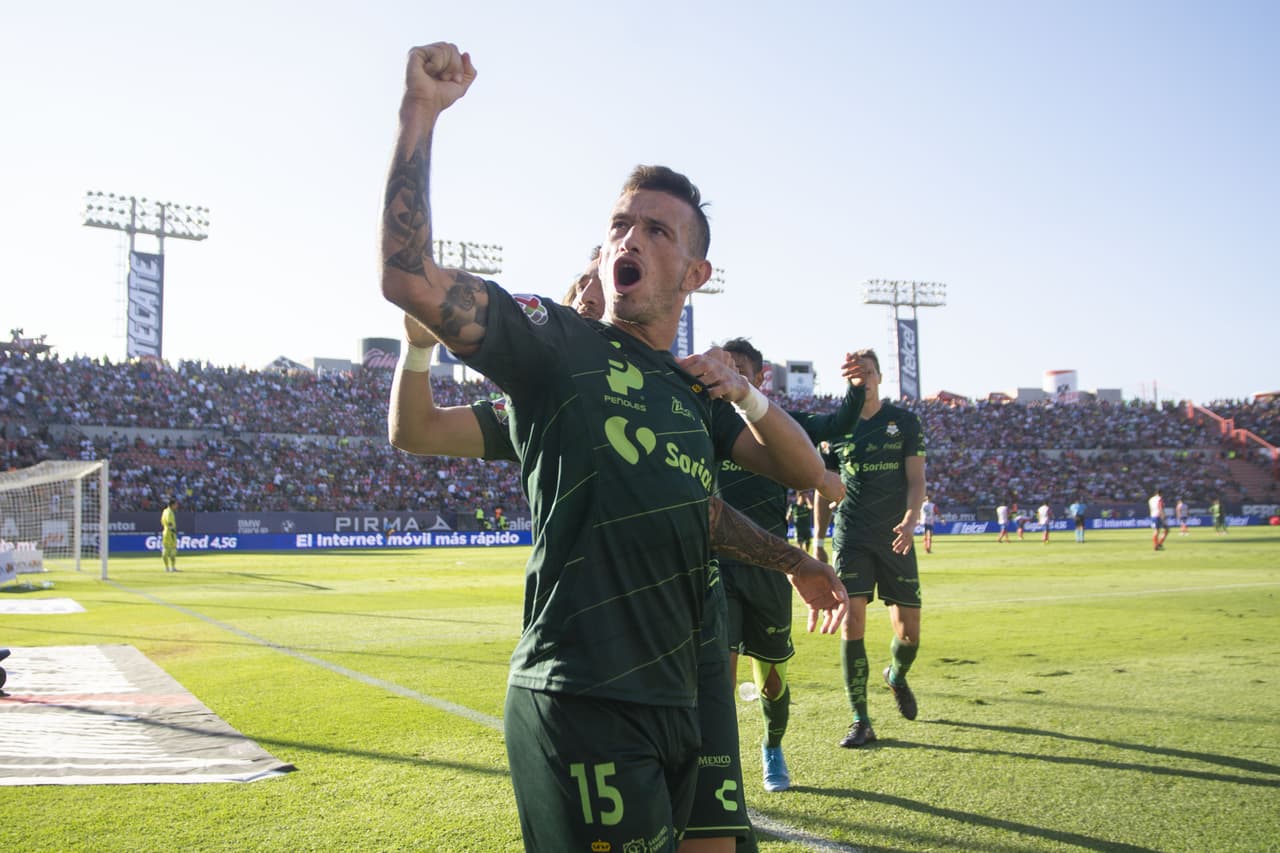 Santos Laguna. Se encuentra en la primera posición de la tabla con 23 puntos.