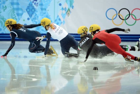 Era la única final de la jornada de patinaje en pista corta, la china Jianrou Li se adjudicó el oro en los 500 metros en una carrera muy accidentada en la que la británica Elise Christie se cayó y se llevó por delante a todas las participantes menos a Li.