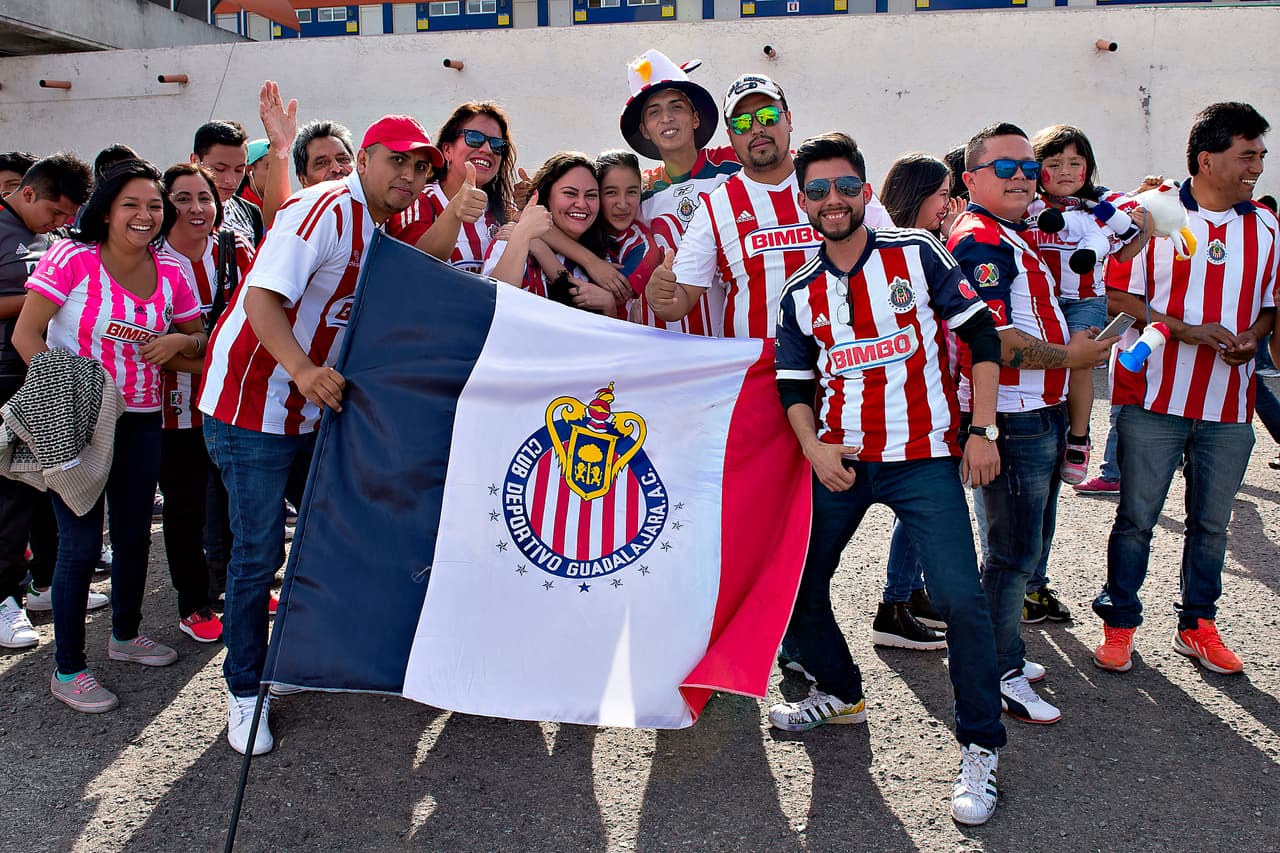 No importa donde jueguen las Chivas, su afición siempre estará presente para apoyarlos. Por algo son el equipo más popular de México.