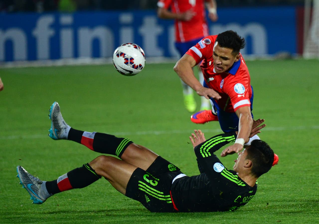 13.- Carlos Salcedo – El defensor entró para suplir a Aldrete y con garra y empuje logró meterse a un encuentro justo cuando Chile presionaba más en el segundo tiempo. Calificación: 7.