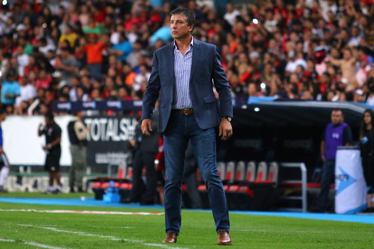 <b>Robert Dante Sivoldi</b>: 
<i>Mejor Técnico del Año</i>. El uruguayo fue elegido para el Balón de Oro al Mejor Director Técnico de 2017-2018, que coronó con el campeonato de Santos en el Clausura 2018.
<br>