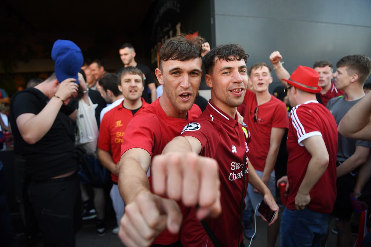 Desde muy temprano los fanáticos del Barcelona y del Liverpool se tomaron las calles del centro de la Ciudad Condal y los alredores del Camp Nou para prender el ambiente. Banderas, bufandas, rostros pintados, playeras y más hicieron parte de esta colorida previa en la Semifinal de la UEFA Champions League.