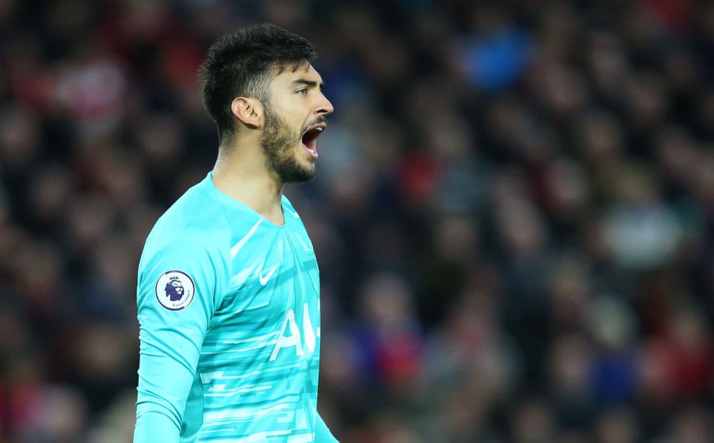 Paulo Gazzaniga detiene la ofensiva del Liverpool y logra mantener su meta en cero en el primer tiempo.