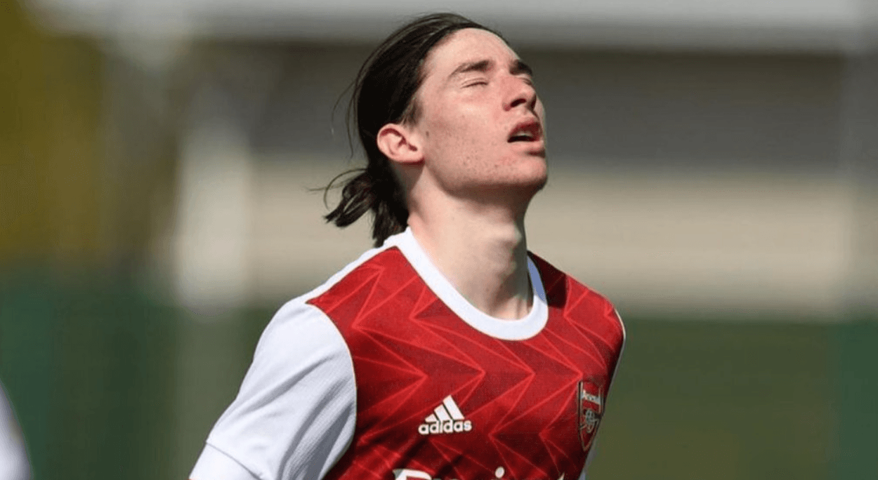 Marcelo Flores anota golazo que firmaría Messi con Arsenal Sub-18