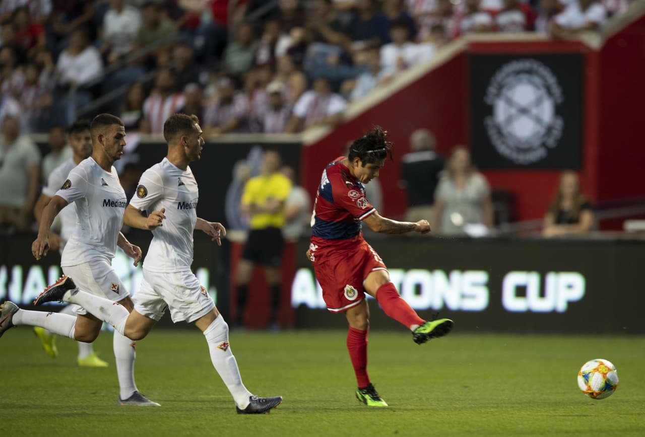 Y a los 25 minutos, el marcador se abrió en favor de las Chivas, con un tiro de larga distancia.