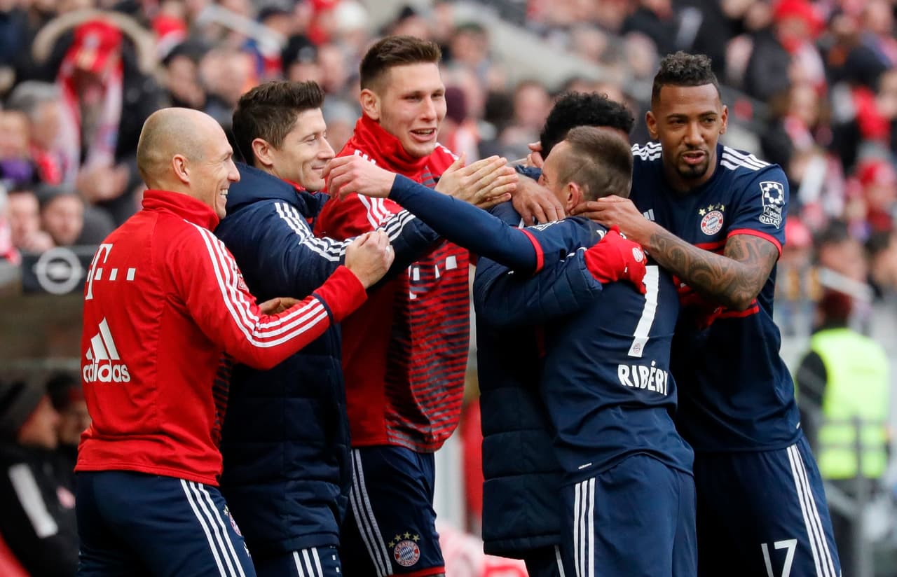 Celebraban todos los jugadores del club bávaro. Robben, Lewandowski y Sule se levantaron del banco para felicitar a su compañero.