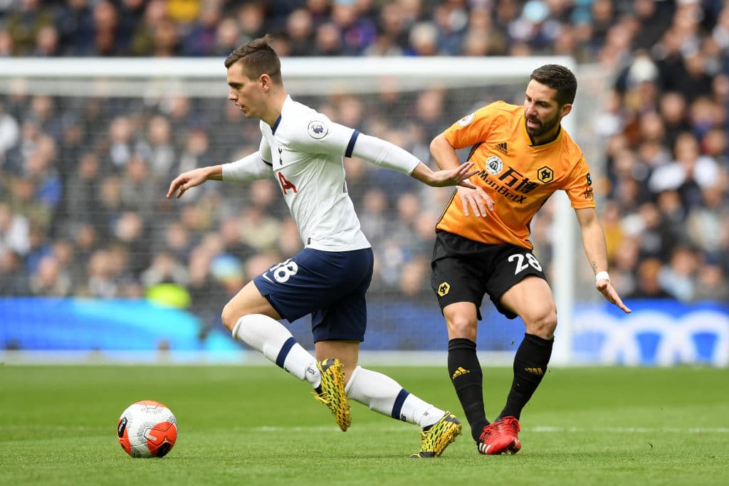 Giovani Lo Celso del Tottenham Hotspur es retado por Joao Moutinho del Wolverhampton.