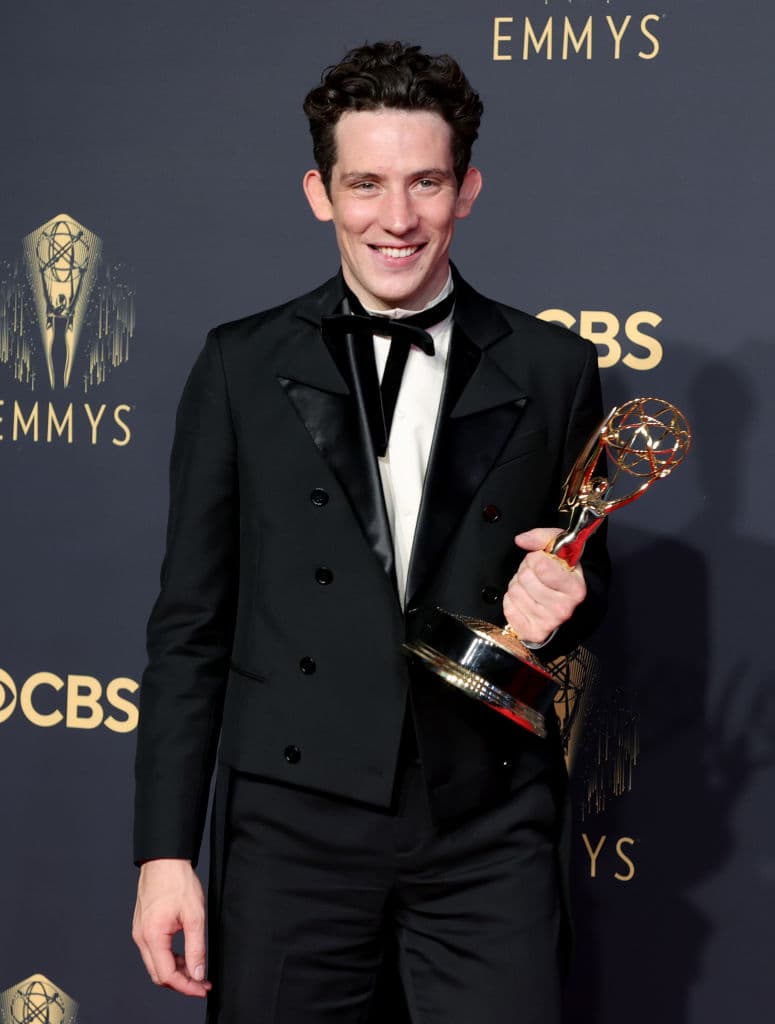 Josh O'Connor se lleva a 'The Crown' su sexta victoria en un Emmy. Él dice que hacer el programa es "los dos años más gratificantes de mi vida".