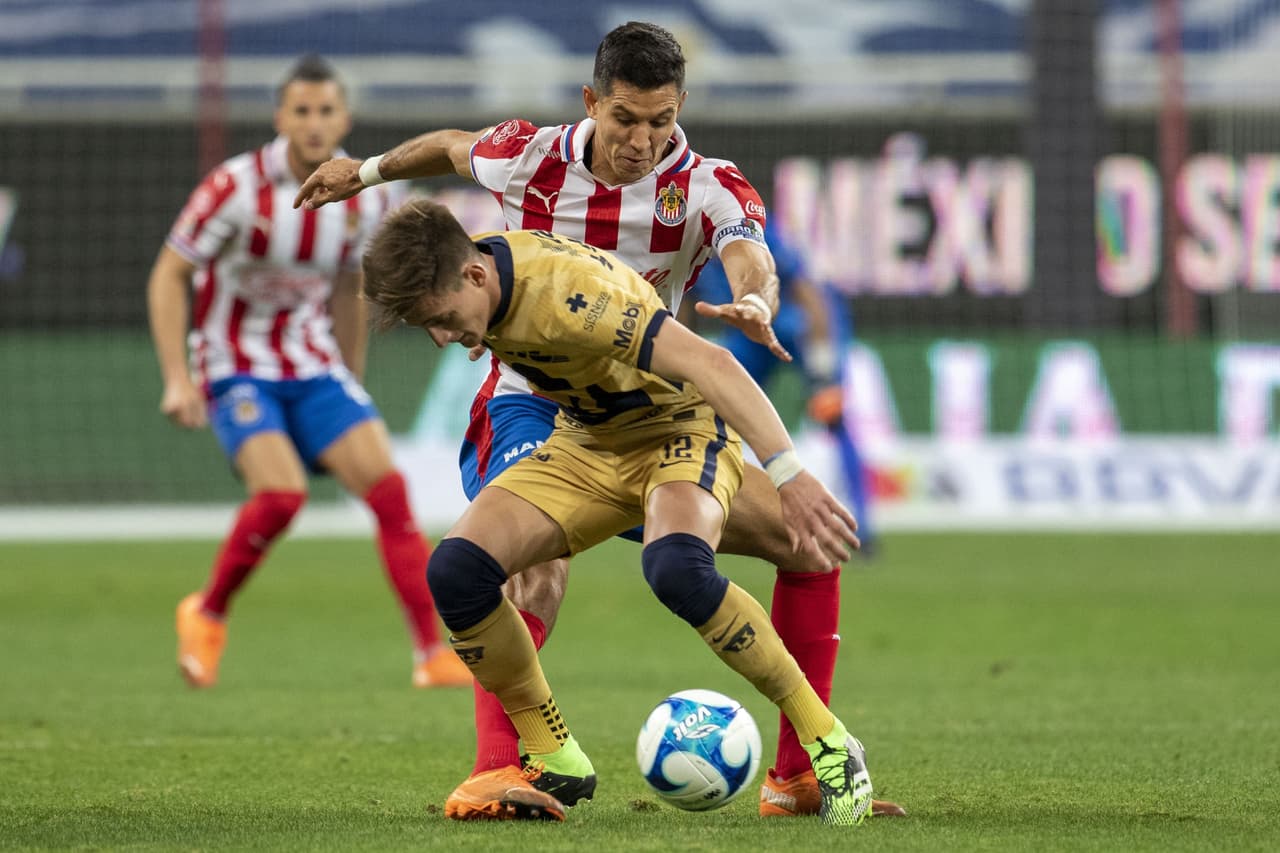 Las chivas logran venir de atrás para vencer a Pumas 2-1 y subir lugares en la tabla de posiciones.Pumas se queda en el penúltimo lugar con 5 puntos y las Chivas suben hasta la décima posición con 10 unidades.