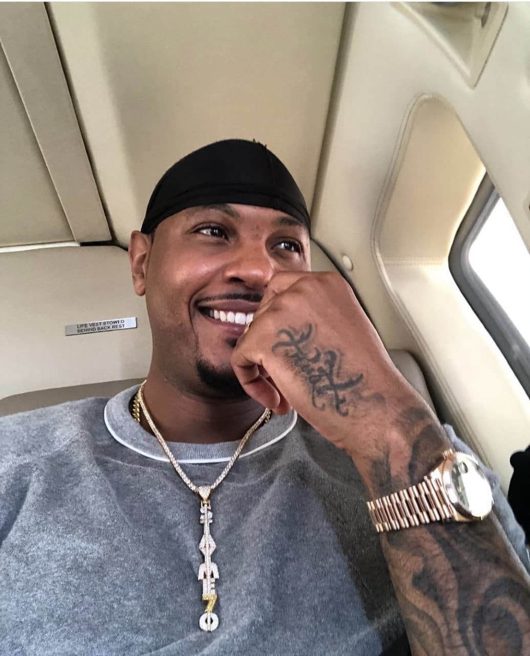 El reconocido basquetbolista, Carmelo Anthony, suele presumir sus lujosos asrtículos, que van desde relojes a unas inmensas cadenas repletas de diamantes.
