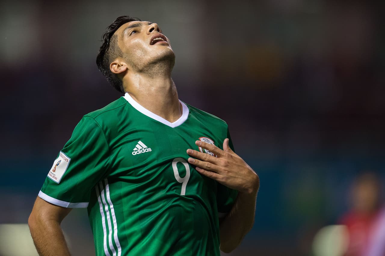 Las acciones continuaron y Jiménez, el hombre llamado a marcar goles, no podía afinar la puntería.