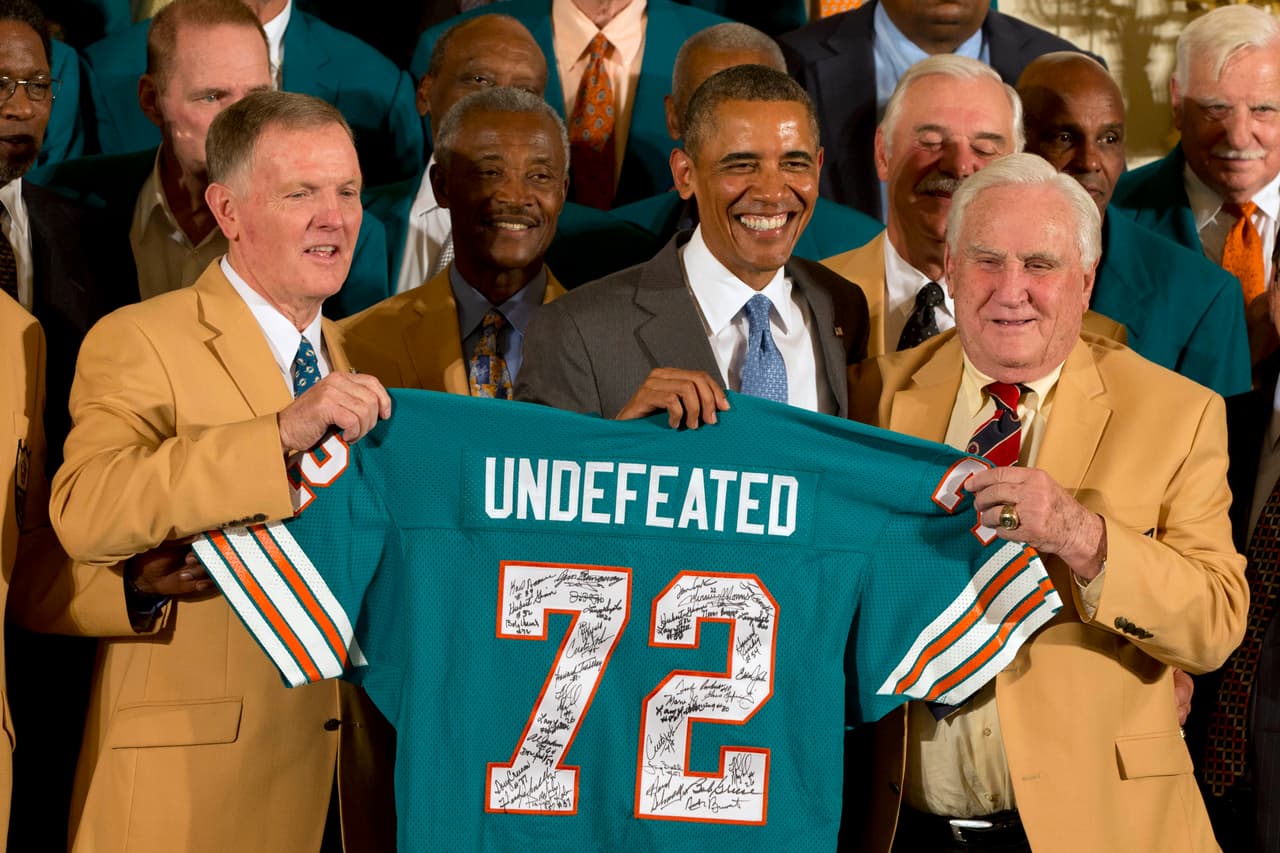 <b>Regalo especial</b>
<br>Shula recibió un jersey con el número 72, año en el cual consumaron la temporada invicta como campeones del Super Bowl, se recopiló la firma de todos los que conformaron aquel equipo.