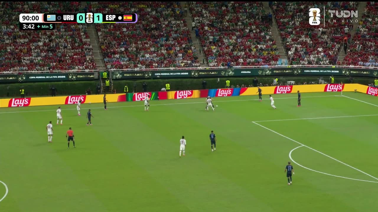 ¡Expulsión! El árbitro saca la roja directa a Agustín Canobbio.