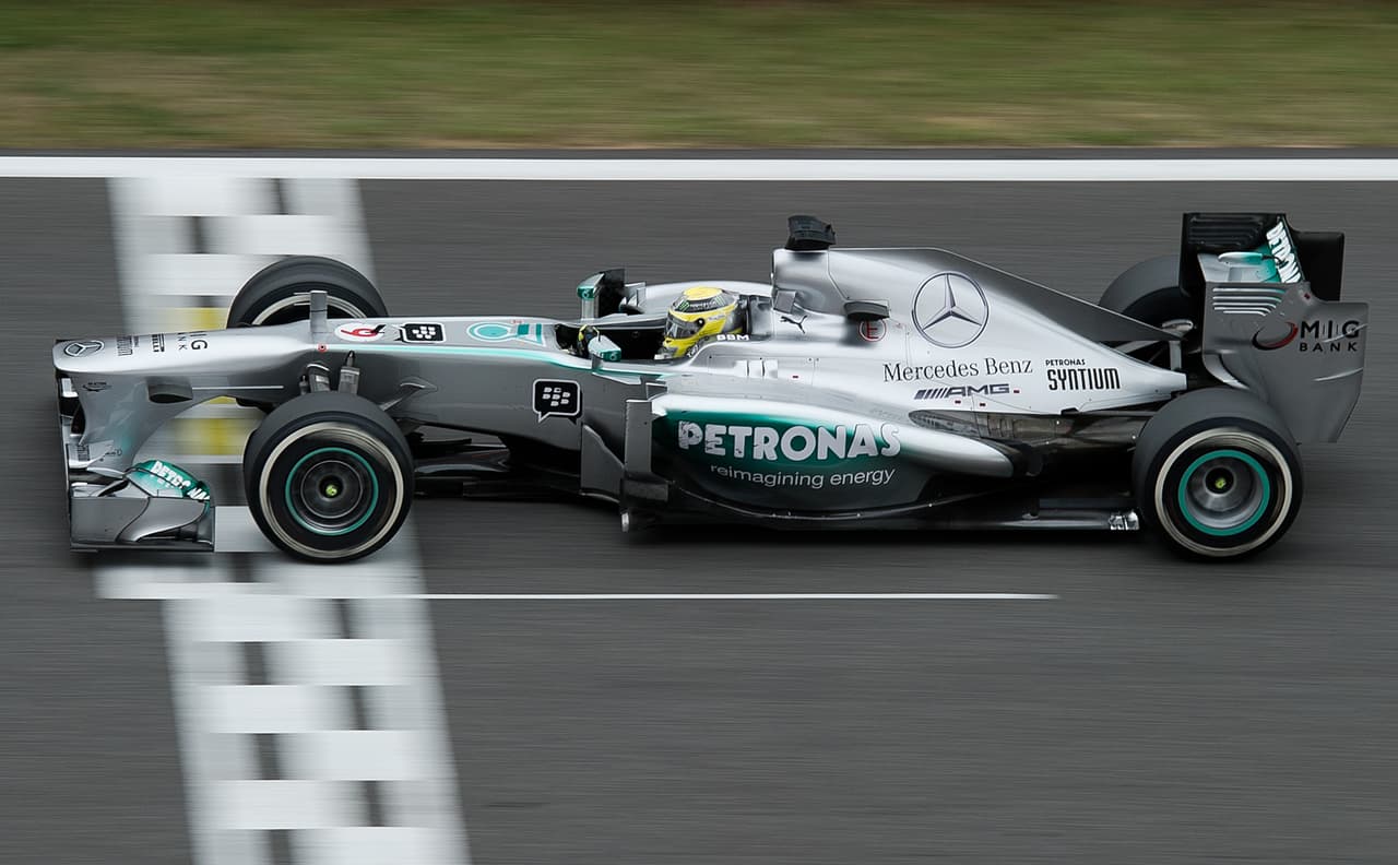 <b>Rosberg vio partir</b> a su compañero
<b>Schumacher</b> para 2013, en lo que fue su retiro definitivo, y en su lugar dio la bienvenida a su gran rival:
<b>Lewis Hamilton</b>. Con el
<b>W04</b>, ganaría dos veces, en circuitos históricos como Mónaco y Silverstone. Además, lograría la pole-position en Bahrein y España.