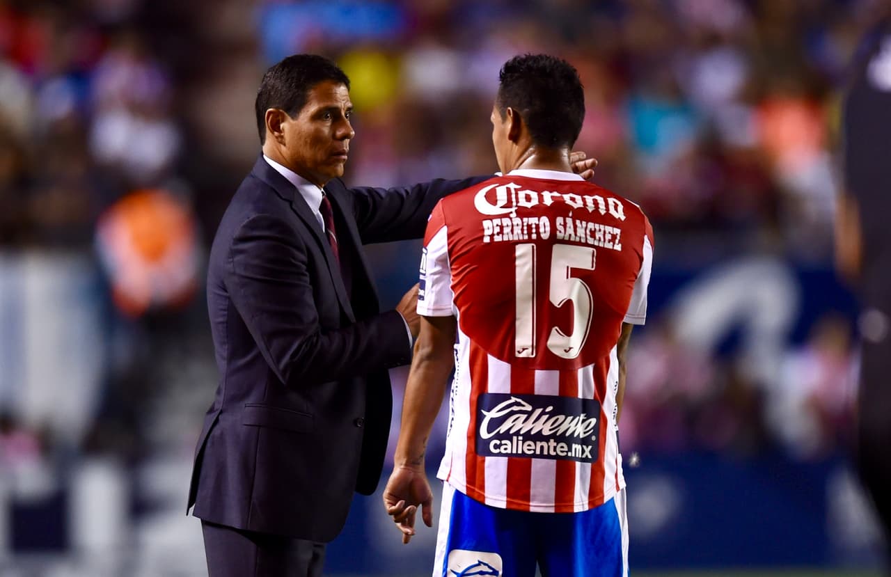 El técnico Alfonso Sosa (izquierda) y unas últimas instrucciones para cerrar la victoria del Atlético San Luis.