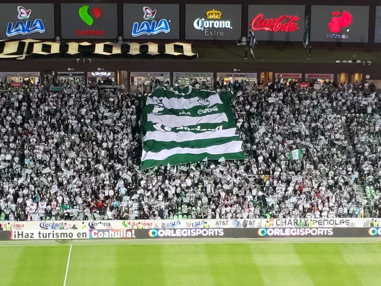 La afición de Santos está ilusionada y muestra apoyo total para Santos.