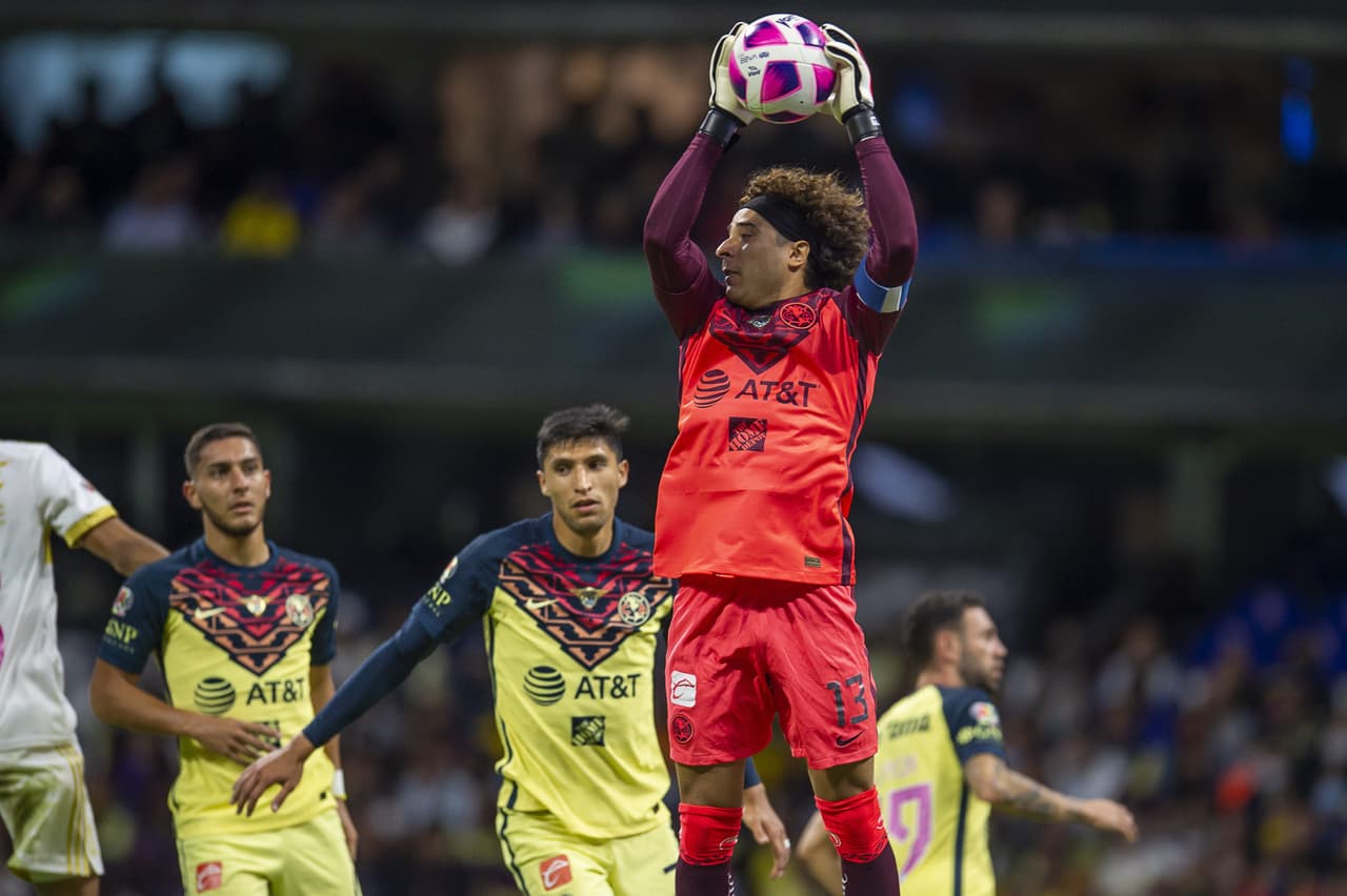 Memo Ochoa fue pieza fundamental para que América mantuviera su arco en ceros tras sus lanzamientos que ahogaron en al menos tres ocasiones el grito de gol de Tigres.