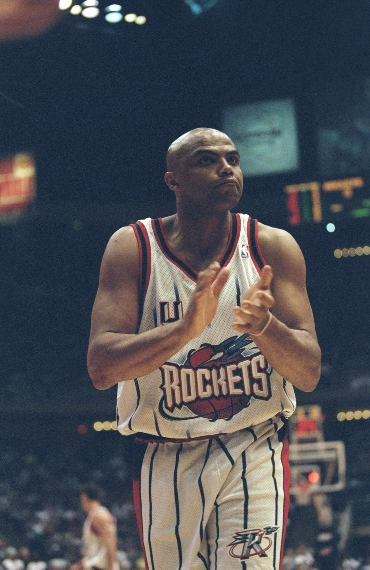 Ese juego fue el primero de fase regular que se disputó en México. La figura fue Charles Barkley: 19 puntos, 17 rebotes y 6 asistencias.