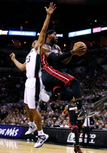 Todo o nada. Dispuestos a dejar la vida en la cancha San Antonio fue por su quinto campeonato mientras Miami buscaba salir de la mala racha 3-1 pese a que ningún equipo en la historia lo había logrado en una final. San Antonio apaleó a Miami.          