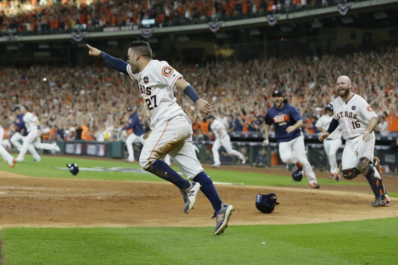 Así celebró José Altuve la carrera de la victoria para los Astros.