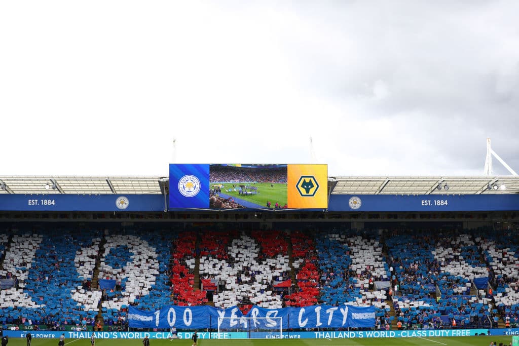 Tifo conmemorativo a los 100 años del City, previo al partido entre el Leicester City y Wolverhampton Wanderers.