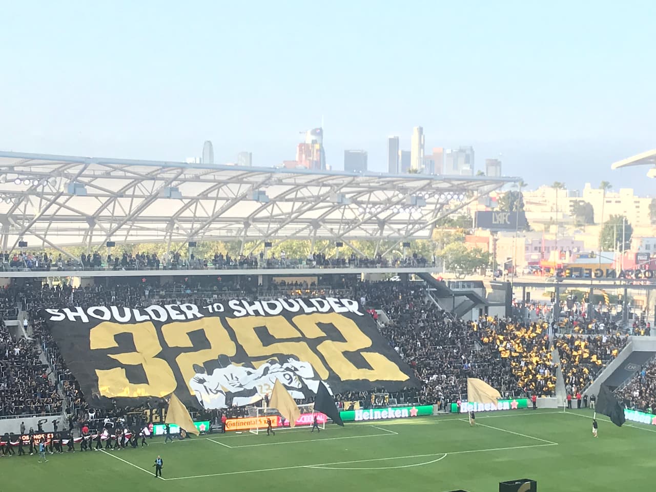 Carlos Vela hizo de técnico con Laurent Ciman en tiro libre que resultó en victoria de LAFC